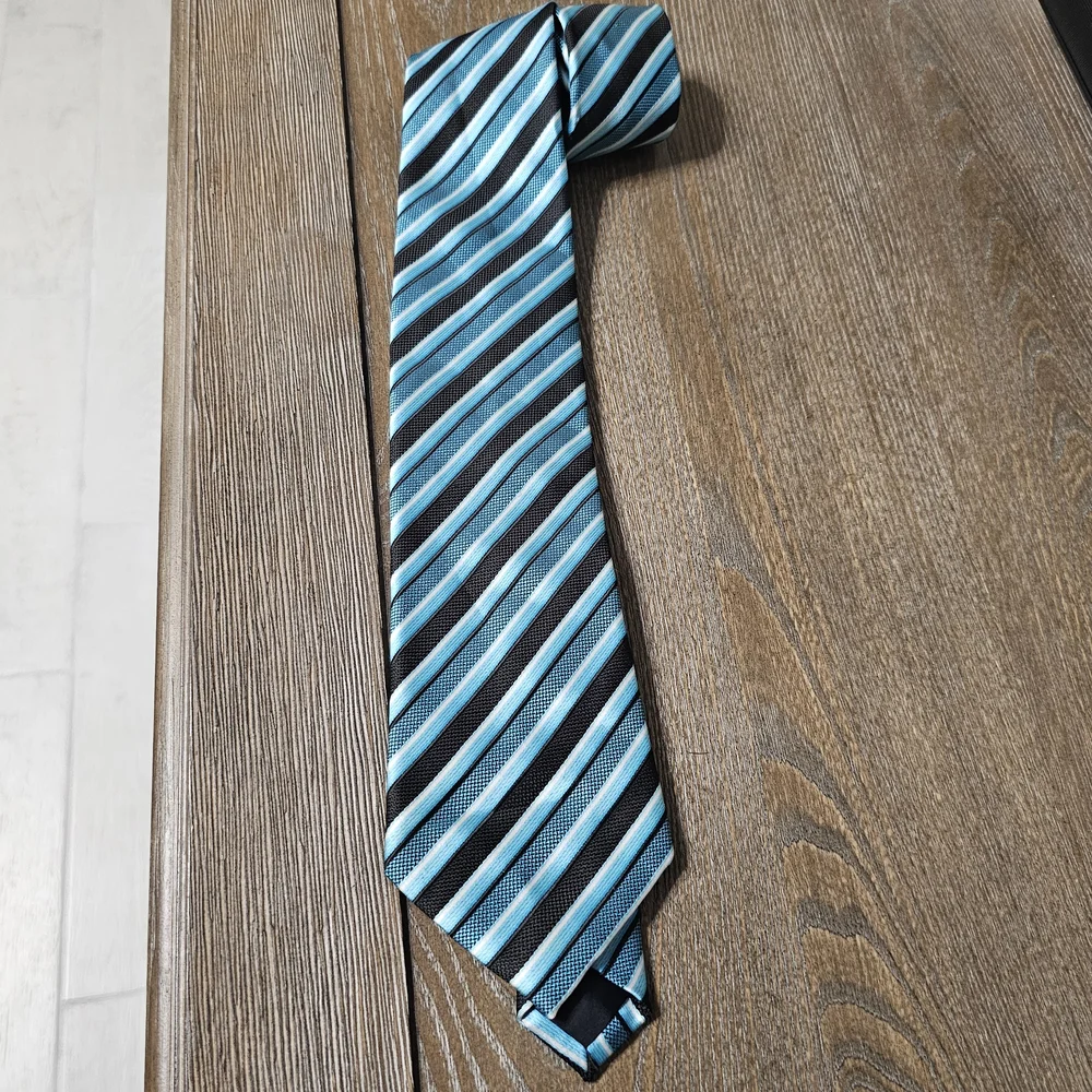 Kissa New York Stripped Men's Tie.